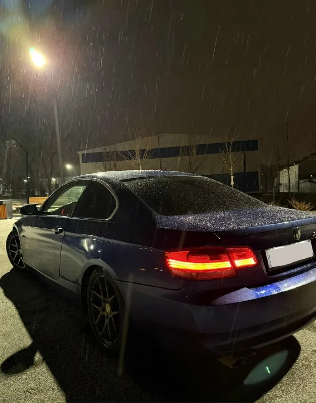 Продам bmw e92 330i серии в кузове купе, 2008 года выпуска. задний привод и мощный двигатель 3.0 ат (272л. с). зеленая автотека. пробег 226 700км. кузов в отличном состоянии, без сколов и царапин. хорошая комплектация с кожаным коричневым салоном, память сидений, подогревом сидений, климат контроль, черным потолком, адаптивная оптика. подвеска перебрана и стоит на койловерах, в комплекте отдам новые стойки( если на койловерах будет сильно жесткая можно поменять на обычные), резина новая летняя ( по электронике работает все). из минусов: просел потолок после химчистки, и трещина на лобовом стекле. обоснованный торг после осмотра машины. документы в полном порядке, запретов и ограничений нет. звонить по номеру телефона +79495854327 цена 1450000₽ 📞 звоните: +7(949)5854327 - фотография - 5