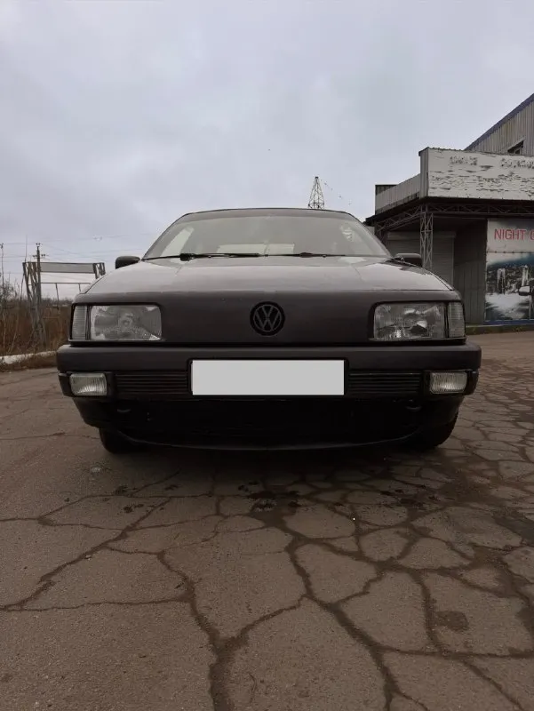Продам volkswagen passat b3 gl. 1990г. пробег 449000 км. двигатель- бензин, 1.8. 107л. с. кпп - механика, 5-ти ступка бралась как первая машина. на полном ходу. машина в возрасте, подуставшая, но не сдаётся. довольно резвая для своих лет. резина зимняя. салон не прокуренный. имеются возрастные дефекты торпеды и кузова. коробка работает на отлично. установлена андроид магнитола, с камерой заднего вида. новый аккумулятор. стекла без трещин. гур. электро-стеклоподъёмники всех дверей. машина ежедневно на ходу. документы чистые. штрафов, запретов нет. переоформление без проблем. авто в горловке. цена 180т. торг у капота. тел. +79493307723 📞 звоните: +7(949)3307723 - фотография - 1