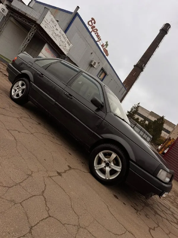 Продам volkswagen passat b3 gl. 1990г. пробег 449000 км. двигатель- бензин, 1.8. 107л. с. кпп - механика, 5-ти ступка бралась как первая машина. на полном ходу. машина в возрасте, подуставшая, но не сдаётся. довольно резвая для своих лет. резина зимняя. салон не прокуренный. имеются возрастные дефекты торпеды и кузова. коробка работает на отлично. установлена андроид магнитола, с камерой заднего вида. новый аккумулятор. стекла без трещин. гур. электро-стеклоподъёмники всех дверей. машина ежедневно на ходу. документы чистые. штрафов, запретов нет. переоформление без проблем. авто в горловке. цена 180т. торг у капота. тел. +79493307723 📞 звоните: +7(949)3307723 - фотография - 2