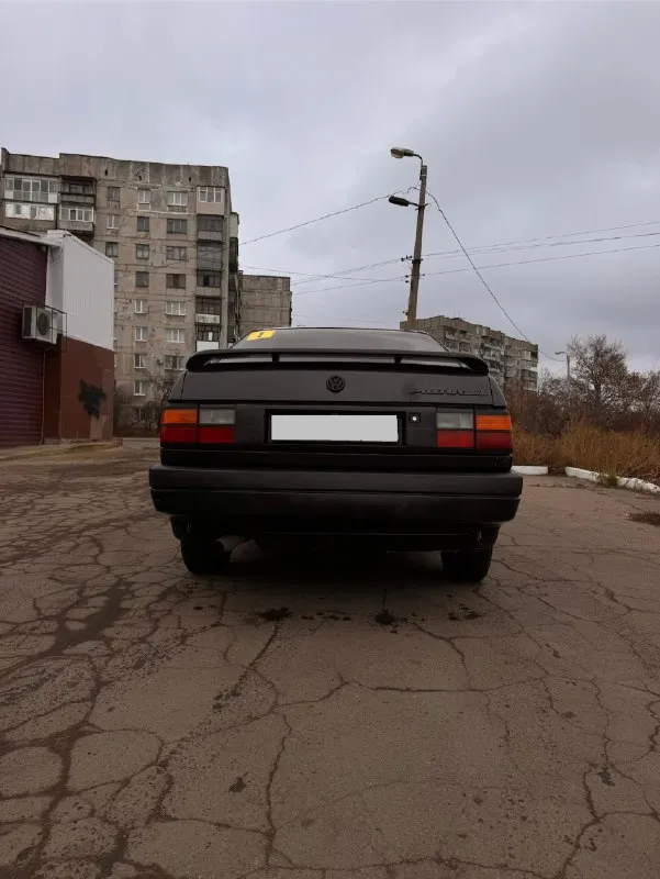 Продам volkswagen passat b3 gl. 1990г. пробег 449000 км. двигатель- бензин, 1.8. 107л. с. кпп - механика, 5-ти ступка бралась как первая машина. на полном ходу. машина в возрасте, подуставшая, но не сдаётся. довольно резвая для своих лет. резина зимняя. салон не прокуренный. имеются возрастные дефекты торпеды и кузова. коробка работает на отлично. установлена андроид магнитола, с камерой заднего вида. новый аккумулятор. стекла без трещин. гур. электро-стеклоподъёмники всех дверей. машина ежедневно на ходу. документы чистые. штрафов, запретов нет. переоформление без проблем. авто в горловке. цена 180т. торг у капота. тел. +79493307723 📞 звоните: +7(949)3307723 - фотография - 3