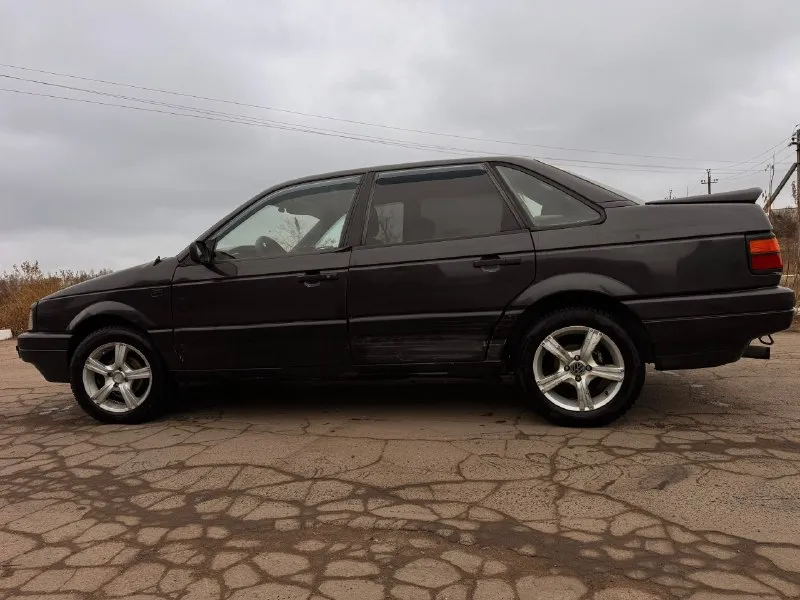 Продам volkswagen passat b3 gl. 1990г. пробег 449000 км. двигатель- бензин, 1.8. 107л. с. кпп - механика, 5-ти ступка бралась как первая машина. на полном ходу. машина в возрасте, подуставшая, но не сдаётся. довольно резвая для своих лет. резина зимняя. салон не прокуренный. имеются возрастные дефекты торпеды и кузова. коробка работает на отлично. установлена андроид магнитола, с камерой заднего вида. новый аккумулятор. стекла без трещин. гур. электро-стеклоподъёмники всех дверей. машина ежедневно на ходу. документы чистые. штрафов, запретов нет. переоформление без проблем. авто в горловке. цена 180т. торг у капота. тел. +79493307723 📞 звоните: +7(949)3307723 - фотография - 4
