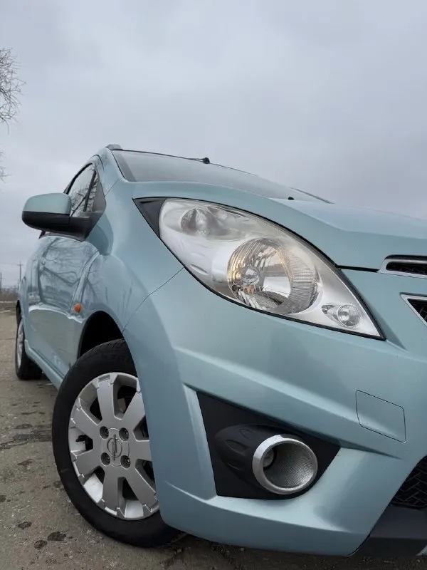 Продам chevrolet spark🔥 год выпуска:2010🔥 пробег, км:157.000(оригинал) 🔥 модификация:1.2 мт 🔥 тип двигателя:бензин🔥 коробка передач :механика 🔥 привод:передний🔥 тип кузова : хетчбек 5-дверный🔥 koмплeктaция: base🔥 цвет: голубой🔥 1 собственник автомобиль в родном окрасе продажа автомобиля от собственника. автомобиль в богатой комплектации и в ухоженном состоянии. машина на полном ходу, не требует никаких вложений от слова совсем. мотор в идеальном состоянии, не троит, не дымит, не имеет каких либо посторонних звуков, не слышно даже как он работает. мкпп-в идеальном состоянии, все передачи включаются мягко, без хрустов, ничего не выбивает. ходовая-мягкая, ничего не стучит, не тарабанит, всё что нужно было - поменяно. так же имеется видео, по просьбе отправлю для более лучшего осмотра авто. готов к выезду в любой сервис по вашему желанию. при встречу всё расскажу и покажу. цена:649.999 тысяч торг минимальный и обоснованный возможен пригон по договоренности. возможен обмен. номер для связи: +79495752024 - фотография - 1