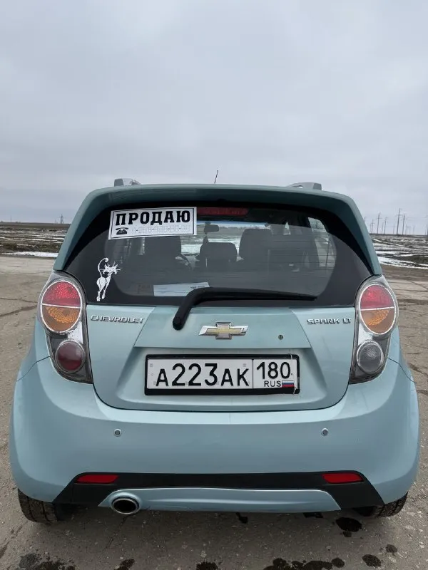Продам chevrolet spark🔥 год выпуска:2010🔥 пробег, км:157.000(оригинал) 🔥 модификация:1.2 мт 🔥 тип двигателя:бензин🔥 коробка передач :механика 🔥 привод:передний🔥 тип кузова : хетчбек 5-дверный🔥 koмплeктaция: base🔥 цвет: голубой🔥 1 собственник автомобиль в родном окрасе продажа автомобиля от собственника. автомобиль в богатой комплектации и в ухоженном состоянии. машина на полном ходу, не требует никаких вложений от слова совсем. мотор в идеальном состоянии, не троит, не дымит, не имеет каких либо посторонних звуков, не слышно даже как он работает. мкпп-в идеальном состоянии, все передачи включаются мягко, без хрустов, ничего не выбивает. ходовая-мягкая, ничего не стучит, не тарабанит, всё что нужно было - поменяно. так же имеется видео, по просьбе отправлю для более лучшего осмотра авто. готов к выезду в любой сервис по вашему желанию. при встречу всё расскажу и покажу. цена:649.999 тысяч торг минимальный и обоснованный возможен пригон по договоренности. возможен обмен. номер для связи: +79495752024 - фотография - 2