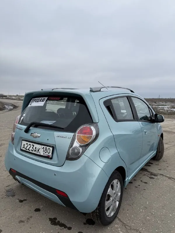 Продам chevrolet spark🔥 год выпуска:2010🔥 пробег, км:157.000(оригинал) 🔥 модификация:1.2 мт 🔥 тип двигателя:бензин🔥 коробка передач :механика 🔥 привод:передний🔥 тип кузова : хетчбек 5-дверный🔥 koмплeктaция: base🔥 цвет: голубой🔥 1 собственник автомобиль в родном окрасе продажа автомобиля от собственника. автомобиль в богатой комплектации и в ухоженном состоянии. машина на полном ходу, не требует никаких вложений от слова совсем. мотор в идеальном состоянии, не троит, не дымит, не имеет каких либо посторонних звуков, не слышно даже как он работает. мкпп-в идеальном состоянии, все передачи включаются мягко, без хрустов, ничего не выбивает. ходовая-мягкая, ничего не стучит, не тарабанит, всё что нужно было - поменяно. так же имеется видео, по просьбе отправлю для более лучшего осмотра авто. готов к выезду в любой сервис по вашему желанию. при встречу всё расскажу и покажу. цена:649.999 тысяч торг минимальный и обоснованный возможен пригон по договоренности. возможен обмен. номер для связи: +79495752024 - фотография - 3