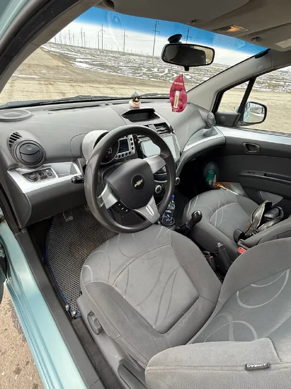 Продам chevrolet spark🔥 год выпуска:2010🔥 пробег, км:157.000(оригинал) 🔥 модификация:1.2 мт 🔥 тип двигателя:бензин🔥 коробка передач :механика 🔥 привод:передний🔥 тип кузова : хетчбек 5-дверный🔥 koмплeктaция: base🔥 цвет: голубой🔥 1 собственник автомобиль в родном окрасе продажа автомобиля от собственника. автомобиль в богатой комплектации и в ухоженном состоянии. машина на полном ходу, не требует никаких вложений от слова совсем. мотор в идеальном состоянии, не троит, не дымит, не имеет каких либо посторонних звуков, не слышно даже как он работает. мкпп-в идеальном состоянии, все передачи включаются мягко, без хрустов, ничего не выбивает. ходовая-мягкая, ничего не стучит, не тарабанит, всё что нужно было - поменяно. так же имеется видео, по просьбе отправлю для более лучшего осмотра авто. готов к выезду в любой сервис по вашему желанию. при встречу всё расскажу и покажу. цена:649.999 тысяч торг минимальный и обоснованный возможен пригон по договоренности. возможен обмен. номер для связи: +79495752024 - фотография - 9