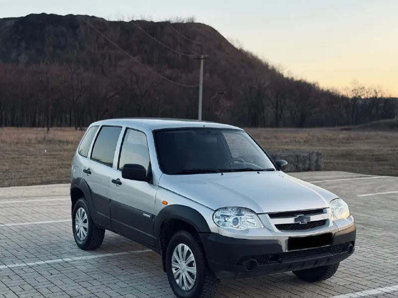 Продам chevrolet nivа 2010 года выпуска bertone edition мотор 1.7 пробег: 142.000 км. коробка механика не выбивает не хрустит. двигатель работает идеально кузов без рыжиков и гнили так же в автомобиле имеется передние электро стеклоподъемники, электро регулировка боковых зеркал, стоит хорошая музыка. машина обслужена полностью, из недавнего обслужены мосты заменены тормозные колодки машина на уверенном ходу любые проверки приветствуются полная юридическая чистота любой вид переоформления цена 540.000₽ аргументированный торг приветствуется. номер для связи +79493224930 📞 🇷🇺 звоните: +79493224930 - фотография - 2