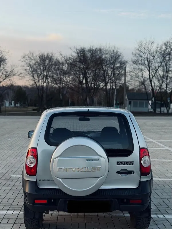 Продам chevrolet nivа 2010 года выпуска bertone edition мотор 1.7 пробег: 142.000 км. коробка механика не выбивает не хрустит. двигатель работает идеально кузов без рыжиков и гнили так же в автомобиле имеется передние электро стеклоподъемники, электро регулировка боковых зеркал, стоит хорошая музыка. машина обслужена полностью, из недавнего обслужены мосты заменены тормозные колодки машина на уверенном ходу любые проверки приветствуются полная юридическая чистота любой вид переоформления цена 540.000₽ аргументированный торг приветствуется. номер для связи +79493224930 📞 🇷🇺 звоните: +79493224930 - фотография - 4