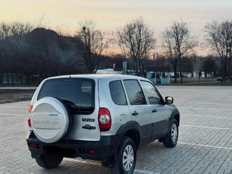 Продам chevrolet nivа 2010 года выпуска bertone edition мотор 1.7 пробег: 142.000 км. коробка механика не выбивает не хрустит. двигатель работает идеально кузов без рыжиков и гнили так же в автомобиле имеется передние электро стеклоподъемники, электро регулировка боковых зеркал, стоит хорошая музыка. машина обслужена полностью, из недавнего обслужены мосты заменены тормозные колодки машина на уверенном ходу любые проверки приветствуются полная юридическая чистота любой вид переоформления цена 540.000₽ аргументированный торг приветствуется. номер для связи +79493224930 📞 🇷🇺 звоните: +79493224930 - фотография - 5