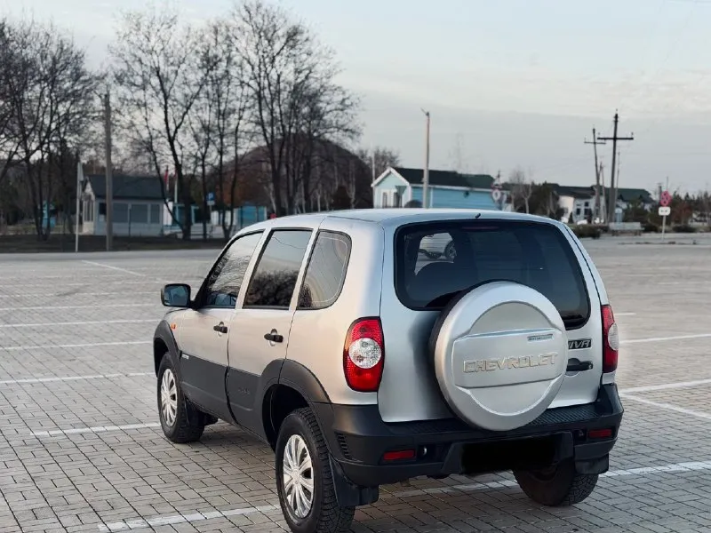 Продам chevrolet nivа 2010 года выпуска bertone edition мотор 1.7 пробег: 142.000 км. коробка механика не выбивает не хрустит. двигатель работает идеально кузов без рыжиков и гнили так же в автомобиле имеется передние электро стеклоподъемники, электро регулировка боковых зеркал, стоит хорошая музыка. машина обслужена полностью, из недавнего обслужены мосты заменены тормозные колодки машина на уверенном ходу любые проверки приветствуются полная юридическая чистота любой вид переоформления цена 540.000₽ аргументированный торг приветствуется. номер для связи +79493224930 📞 🇷🇺 звоните: +79493224930 - фотография - 6