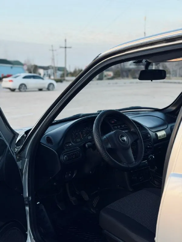 Продам chevrolet nivа 2010 года выпуска bertone edition мотор 1.7 пробег: 142.000 км. коробка механика не выбивает не хрустит. двигатель работает идеально кузов без рыжиков и гнили так же в автомобиле имеется передние электро стеклоподъемники, электро регулировка боковых зеркал, стоит хорошая музыка. машина обслужена полностью, из недавнего обслужены мосты заменены тормозные колодки машина на уверенном ходу любые проверки приветствуются полная юридическая чистота любой вид переоформления цена 540.000₽ аргументированный торг приветствуется. номер для связи +79493224930 📞 🇷🇺 звоните: +79493224930 - фотография - 7