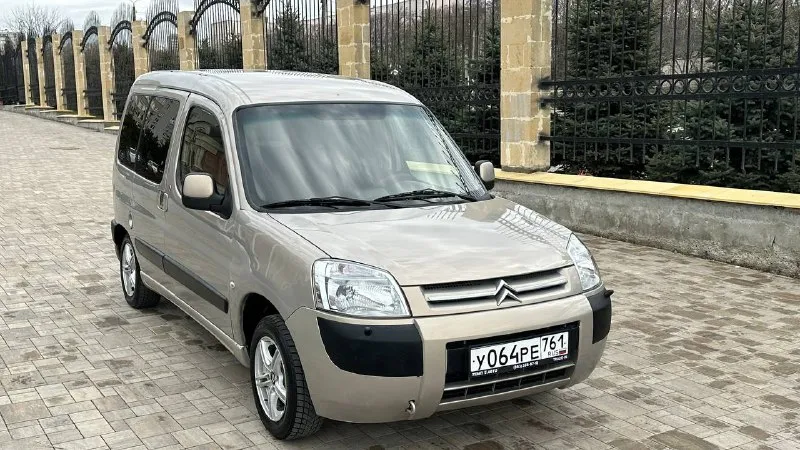 Ситроен берлинго пассажир 2007 год бензин 1.4 механика пробег 240т. км стеклоподъемник ц замок гидроусилителя руля кондиционер омывателя фар регулировка зеркал задняя часть сидений складывается становится площадь контейнера для перевозки любого товара, документы в полном порядке, цена 470т. руб торг. г мариуполь тел: +79495806290 тел: +7 (961) 313-02-22 - фотография - 2
