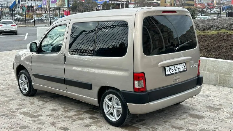 Ситроен берлинго пассажир 2007 год бензин 1.4 механика пробег 240т. км стеклоподъемник ц замок гидроусилителя руля кондиционер омывателя фар регулировка зеркал задняя часть сидений складывается становится площадь контейнера для перевозки любого товара, документы в полном порядке, цена 470т. руб торг. г мариуполь тел: +79495806290 тел: +7 (961) 313-02-22 - фотография - 3