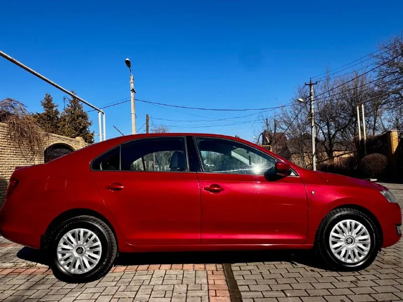 Продам skoda rapid 2015 г. родной пробег 128 000 км объем двигателя 1.4 tsi коробка автомат самая максимальная комплектация круизконтроль кондиционер подогрев сидений переднего заднего стекла два комплекта ключей сервис наки книжки гаражная хранение ходовая двигатель все в отличном состоянии полностью все обслужива ная цена 1 000 000 руб. телефон +7 949 445 72 18 - фотография - 6
