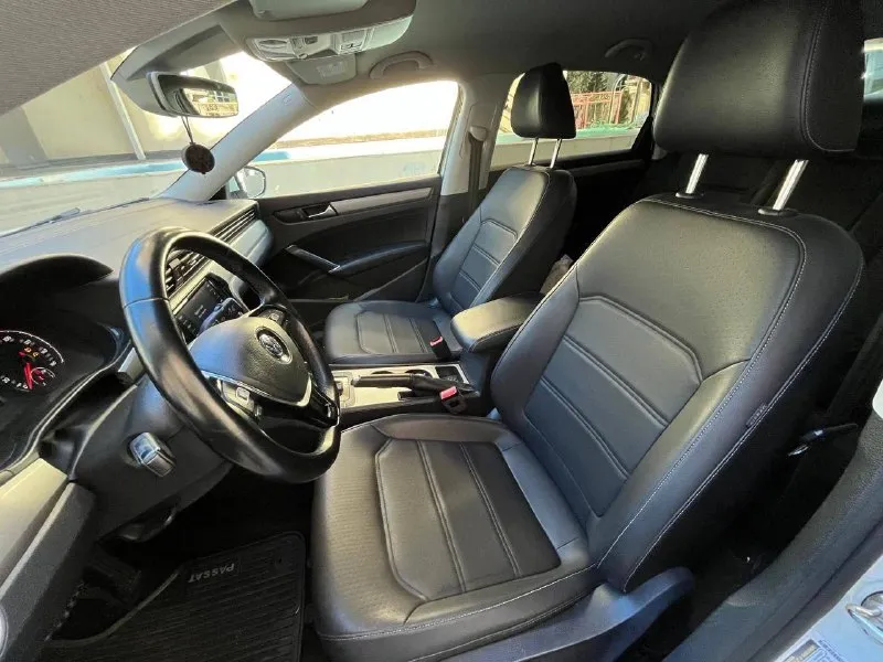 Passat 2020 год, 2.0 бензин с автоматической кпп asin. идеальный карфакс, безопасность вся на месте по кузову без единого изъяна. богатая комплектация: кожаный салон; бесключевой доступ; мертвые зоны в зеркалах; адаптивный круиз-контроль с дистроником; подогревы сидений; кнопка start-stop; двухзонный климат-контроль; датчик света и дождя; полный бортовой компьютер; штатная сенсорная мультимедиа со всеми современными плюшками; помощь при выезде с парковки; удержание полосы; камера заднего вида; эл. зеркала с подогревом; штатная biled оптика и многое другое. донецк 2.220.000 рублей ₽ +79493145500 - фотография - 3