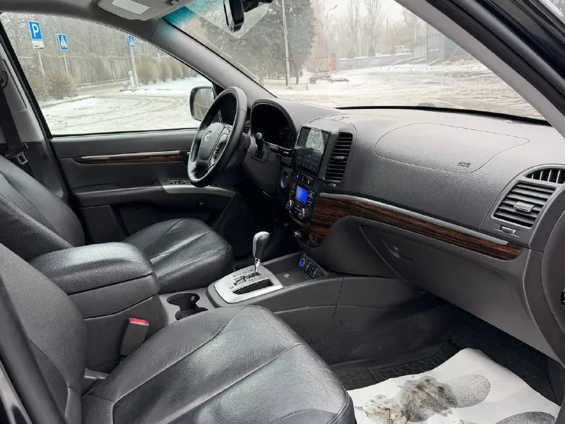 В продаже hyundai santa-fe 2011 года большой семейный автомобиль на бензиновом моторе 2.4 литра и полном приводе, полностью обслуженный коробка работает безупречно вопросов к ней нет никаких, машина в максимальной комплектации: люк, без ключевой доступ, старт-стоп, кожаный салон, электро регулировки сидений, подогревы сидений, мульти руль, качественная музыка и тд. юридически абсолютно чистая, рассмотрю ваши предложения на обмен, а также возможна продажа в кредит! осмотр донецк цена: 1.160.000₽, торг быстрому покупателю! ☎️ +7 (949) 628-72-17 📞 звоните: +7(949)6287217 - фотография - 10