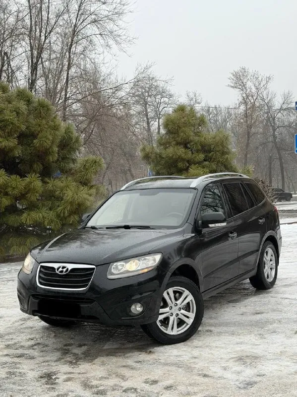 В продаже hyundai santa-fe 2011 года большой семейный автомобиль на бензиновом моторе 2.4 литра и полном приводе, полностью обслуженный коробка работает безупречно вопросов к ней нет никаких, машина в максимальной комплектации: люк, без ключевой доступ, старт-стоп, кожаный салон, электро регулировки сидений, подогревы сидений, мульти руль, качественная музыка и тд. юридически абсолютно чистая, рассмотрю ваши предложения на обмен, а также возможна продажа в кредит! осмотр донецк цена: 1.160.000₽, торг быстрому покупателю! ☎️ +7 (949) 628-72-17 📞 звоните: +7(949)6287217 - фотография - 2