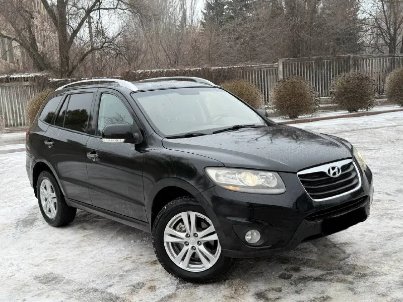 В продаже hyundai santa-fe 2011 года большой семейный автомобиль на бензиновом моторе 2.4 литра и полном приводе, полностью обслуженный коробка работает безупречно вопросов к ней нет никаких, машина в максимальной комплектации: люк, без ключевой доступ, старт-стоп, кожаный салон, электро регулировки сидений, подогревы сидений, мульти руль, качественная музыка и тд. юридически абсолютно чистая, рассмотрю ваши предложения на обмен, а также возможна продажа в кредит! осмотр донецк цена: 1.160.000₽, торг быстрому покупателю! ☎️ +7 (949) 628-72-17 📞 звоните: +7(949)6287217 - фотография - 3