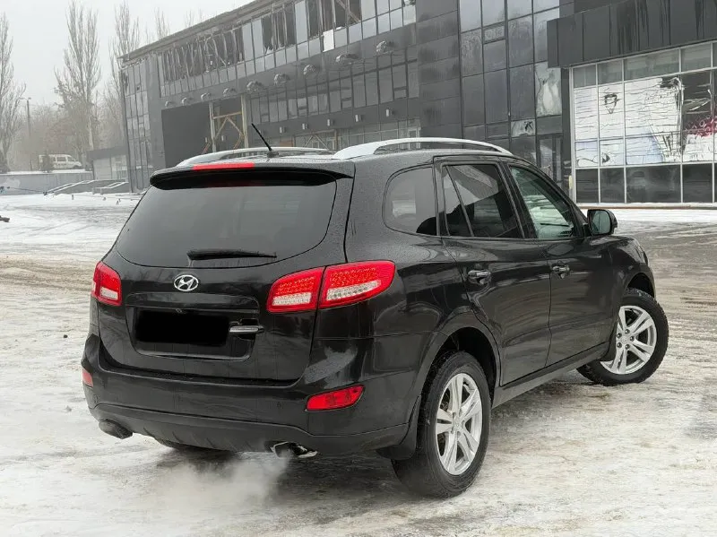 В продаже hyundai santa-fe 2011 года большой семейный автомобиль на бензиновом моторе 2.4 литра и полном приводе, полностью обслуженный коробка работает безупречно вопросов к ней нет никаких, машина в максимальной комплектации: люк, без ключевой доступ, старт-стоп, кожаный салон, электро регулировки сидений, подогревы сидений, мульти руль, качественная музыка и тд. юридически абсолютно чистая, рассмотрю ваши предложения на обмен, а также возможна продажа в кредит! осмотр донецк цена: 1.160.000₽, торг быстрому покупателю! ☎️ +7 (949) 628-72-17 📞 звоните: +7(949)6287217 - фотография - 5