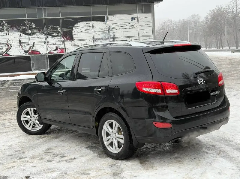 В продаже hyundai santa-fe 2011 года большой семейный автомобиль на бензиновом моторе 2.4 литра и полном приводе, полностью обслуженный коробка работает безупречно вопросов к ней нет никаких, машина в максимальной комплектации: люк, без ключевой доступ, старт-стоп, кожаный салон, электро регулировки сидений, подогревы сидений, мульти руль, качественная музыка и тд. юридически абсолютно чистая, рассмотрю ваши предложения на обмен, а также возможна продажа в кредит! осмотр донецк цена: 1.160.000₽, торг быстрому покупателю! ☎️ +7 (949) 628-72-17 📞 звоните: +7(949)6287217 - фотография - 6