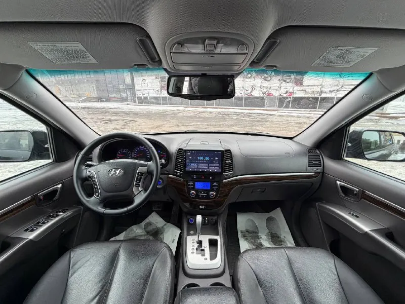 В продаже hyundai santa-fe 2011 года большой семейный автомобиль на бензиновом моторе 2.4 литра и полном приводе, полностью обслуженный коробка работает безупречно вопросов к ней нет никаких, машина в максимальной комплектации: люк, без ключевой доступ, старт-стоп, кожаный салон, электро регулировки сидений, подогревы сидений, мульти руль, качественная музыка и тд. юридически абсолютно чистая, рассмотрю ваши предложения на обмен, а также возможна продажа в кредит! осмотр донецк цена: 1.160.000₽, торг быстрому покупателю! ☎️ +7 (949) 628-72-17 📞 звоните: +7(949)6287217 - фотография - 7