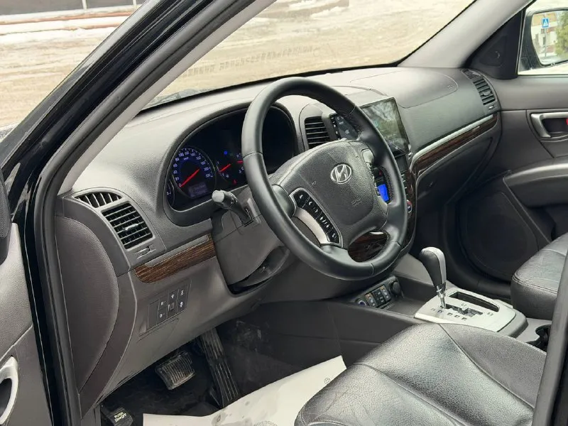 В продаже hyundai santa-fe 2011 года большой семейный автомобиль на бензиновом моторе 2.4 литра и полном приводе, полностью обслуженный коробка работает безупречно вопросов к ней нет никаких, машина в максимальной комплектации: люк, без ключевой доступ, старт-стоп, кожаный салон, электро регулировки сидений, подогревы сидений, мульти руль, качественная музыка и тд. юридически абсолютно чистая, рассмотрю ваши предложения на обмен, а также возможна продажа в кредит! осмотр донецк цена: 1.160.000₽, торг быстрому покупателю! ☎️ +7 (949) 628-72-17 📞 звоните: +7(949)6287217 - фотография - 8