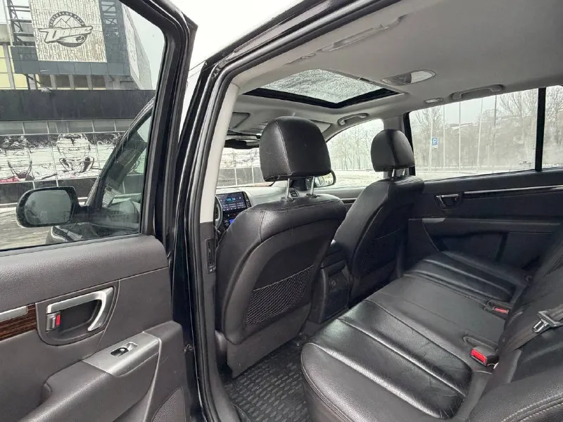 В продаже hyundai santa-fe 2011 года большой семейный автомобиль на бензиновом моторе 2.4 литра и полном приводе, полностью обслуженный коробка работает безупречно вопросов к ней нет никаких, машина в максимальной комплектации: люк, без ключевой доступ, старт-стоп, кожаный салон, электро регулировки сидений, подогревы сидений, мульти руль, качественная музыка и тд. юридически абсолютно чистая, рассмотрю ваши предложения на обмен, а также возможна продажа в кредит! осмотр донецк цена: 1.160.000₽, торг быстрому покупателю! ☎️ +7 (949) 628-72-17 📞 звоните: +7(949)6287217 - фотография - 9