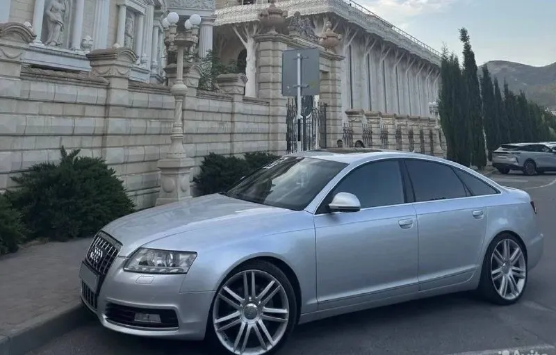 Audi а6 с6 рестайлинг, 2008г. состояние около идеальное для своих лет. была сделана полировка и керамика, полностью отреставрировал фары, поменял линзы на самые мощные. светит бомба. люк работает, потолок и стойки перешиты в черную алькантару, музыка bose. кожаный салон. в хорошем состоянии. стоит контрактный двигатель ccde 220 сил. почистили радиатор, стоит контрактный генератор, стоит контрактный бензонасос и тд. заменили масло в коробке. все документы на работы, двигатель на руках. цена 1.100. торг! писать в телеграмм + 7 949 811 53 19 📞 звоните: +7(949)8115319 - фотография - 4