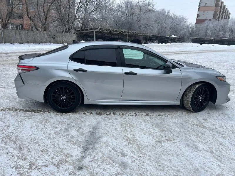 Toyota camry 70 2019 год выпуск объем двигателя 2.5л бензин цвет:серебристый металлик. родной пробег - 131 тыс. км. автомобиль весь обслуженный и очень ухоженный. 2 хозяин. птс оригинал. стёкла все родные. 2 ключа. капот, бампер и все зоны риска обтянуты бронепленкой. машина полностью обесшумлена, была произведена замена штатной акустики. регулярное прохождение то. произведенена замена передних стоек, опорных подшипников, пыльников и отбойников. ходовая в идеальном состоянии автомобиль готов к любым проверкам!!! по комплектации : -автоматический дальний свет -адаптивный круиз контроль - удержание в полосе - датчик столкновения, - датчик света -датчик давления в шинах. - комплект летний резины r19 оригинал все вопросы по телефону цена 2,8 млн, торг телефон +79493342808. - фотография - 4