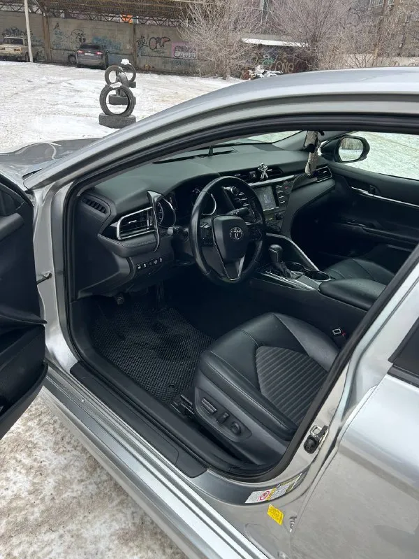 Toyota camry 70 2019 год выпуск объем двигателя 2.5л бензин цвет:серебристый металлик. родной пробег - 131 тыс. км. автомобиль весь обслуженный и очень ухоженный. 2 хозяин. птс оригинал. стёкла все родные. 2 ключа. капот, бампер и все зоны риска обтянуты бронепленкой. машина полностью обесшумлена, была произведена замена штатной акустики. регулярное прохождение то. произведенена замена передних стоек, опорных подшипников, пыльников и отбойников. ходовая в идеальном состоянии автомобиль готов к любым проверкам!!! по комплектации : -автоматический дальний свет -адаптивный круиз контроль - удержание в полосе - датчик столкновения, - датчик света -датчик давления в шинах. - комплект летний резины r19 оригинал все вопросы по телефону цена 2,8 млн, торг телефон +79493342808. - фотография - 6