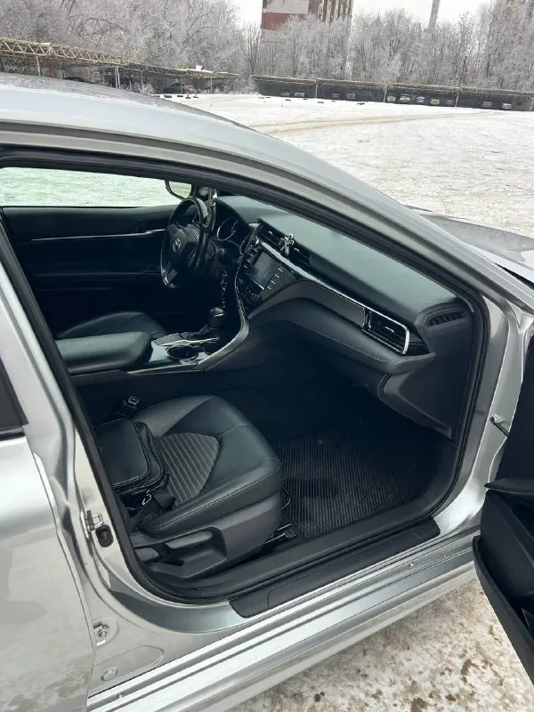 Toyota camry 70 2019 год выпуск объем двигателя 2.5л бензин цвет:серебристый металлик. родной пробег - 131 тыс. км. автомобиль весь обслуженный и очень ухоженный. 2 хозяин. птс оригинал. стёкла все родные. 2 ключа. капот, бампер и все зоны риска обтянуты бронепленкой. машина полностью обесшумлена, была произведена замена штатной акустики. регулярное прохождение то. произведенена замена передних стоек, опорных подшипников, пыльников и отбойников. ходовая в идеальном состоянии автомобиль готов к любым проверкам!!! по комплектации : -автоматический дальний свет -адаптивный круиз контроль - удержание в полосе - датчик столкновения, - датчик света -датчик давления в шинах. - комплект летний резины r19 оригинал все вопросы по телефону цена 2,8 млн, торг телефон +79493342808. - фотография - 8
