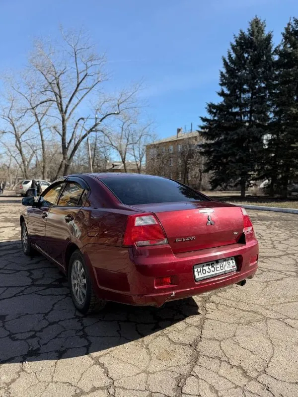 Продам mitsubishi galant 2007 года. пробег 243000. двигатель 2.4. газ/бензин коробка надёжная полноценный автомат, масло в двигателе и коробке поменяно. автомобиль технически исправен, двигатель масло не жрёт от слова совсем, коробка работает в штатном режиме, заменена тормозная жидкость, антифриз, грм поменян 15000 назад, в прошлом году заменён компрессор кондиционера, промывка системы кондиционера, замена обоих радиаторов, стартера. из недавнего: практически новая передняя подвеска. заменены: передние пружины, опорные подшипники, наружные шруза, шаровые, тормозные диски и колодки, рулевые наконечники, рулевые тяги, тяги стабилизатора, втулки стабилизатора. печка греет хорошо, кондиционер холодит. хороший свет, хорошая музыка с камерой заднего вида, регистратор, хорошая резина, кузов в хорошем состоянии для своих лет, пороги, днище в идеале, есть возрастная карозия на задних арках, не чего серьезного. документы в полном порядке. цену вижу 620000 небольшой торг. возможен обмен. осмотр донецк 79493016365 - фотография - 6