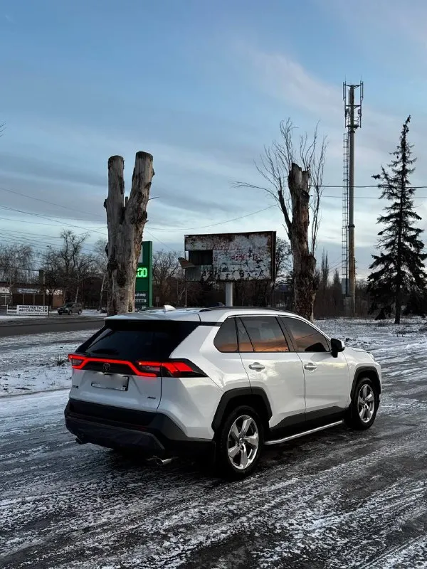 Toyota rav4, об 2.0 год 2020 полный привод свет белый жемчуг пробег 130 000 пробег автомобиль дилерский!!! куплена у официального дилера тойота ростов вся история обслуживания у официального диллера со всеми отметками без ключевой доступ двух зонный климат контроль обогрев сидений обогрев зеркал обогрев лобового стекла обогрев руля кожаный мультируль управление на руле электрорегулировка зеркал электростеклоподъёмники датчики дождя ☔️ датчики света датчики парковки камера заднего хода резина зима и лето диски литые на все вопросы отвечу по телефону, небольшой торг у машины +79495672089 цена 3 400🍋торг - фотография - 2