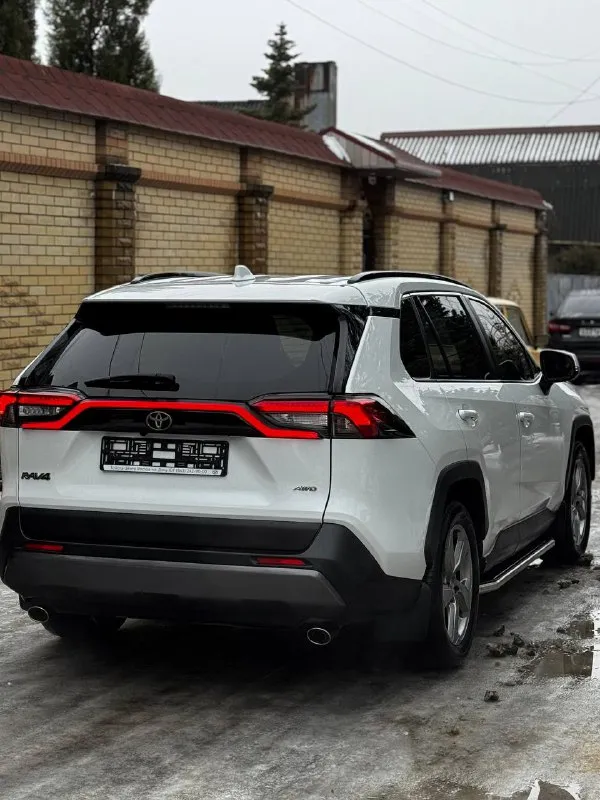 Toyota rav4, об 2.0 год 2020 полный привод свет белый жемчуг пробег 130 000 пробег автомобиль дилерский!!! куплена у официального дилера тойота ростов вся история обслуживания у официального диллера со всеми отметками без ключевой доступ двух зонный климат контроль обогрев сидений обогрев зеркал обогрев лобового стекла обогрев руля кожаный мультируль управление на руле электрорегулировка зеркал электростеклоподъёмники датчики дождя ☔️ датчики света датчики парковки камера заднего хода резина зима и лето диски литые на все вопросы отвечу по телефону, небольшой торг у машины +79495672089 цена 3 400🍋торг - фотография - 3