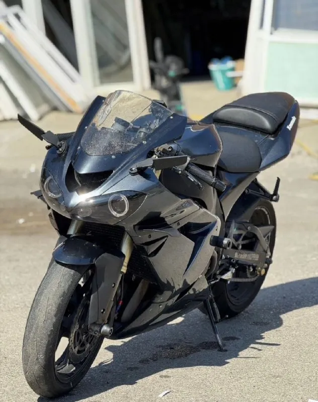 Kawasaki ninja zx10r 2006г 170 лс бешеный литр 🔥🔥🔥цена 499 тыс рублей 🔥🔥🔥 спорт байк в достойном состоянии поменяно масло, антифриз, тормозная жидкость, колодки, диски еще свежие. поставлены новые ручки, две банки одна sg другая акрапович звучит круто гаражное хранение документы чистые вин и автотека кинул ниже осмотр макеевка район пушка +79498559051 автотека 👇 vin : zxt00c028886 https://autoteka. ru/report/web/uuid/0f599cb2-688b-4bcb-ac3b-aea8e6753b5e?fromsource=websharing 📞 🇷🇺 звоните: +79498559051 - фотография - 2