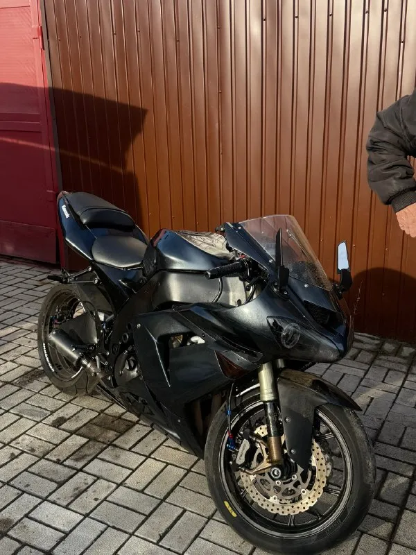 Kawasaki ninja zx10r 2006г 170 лс бешеный литр 🔥🔥🔥цена 499 тыс рублей 🔥🔥🔥 спорт байк в достойном состоянии поменяно масло, антифриз, тормозная жидкость, колодки, диски еще свежие. поставлены новые ручки, две банки одна sg другая акрапович звучит круто гаражное хранение документы чистые вин и автотека кинул ниже осмотр макеевка район пушка +79498559051 автотека 👇 vin : zxt00c028886 https://autoteka. ru/report/web/uuid/0f599cb2-688b-4bcb-ac3b-aea8e6753b5e?fromsource=websharing 📞 🇷🇺 звоните: +79498559051 - фотография - 5