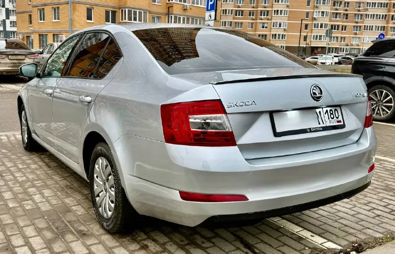 Skoda octavia a7 2014 год 1.6 mpi 110 л. с механика автомобиль в собственности хозяин по документам! автомобиль обслужен все то по регламенту каждые 7 тыс км, вложений не каких не требуется! по кузову в отличном состоянии без вмятин без царапин без сколов! салон чист ухоженный не прокуренный! по электрики все исправно работает каждая лампочка, техосмотр есть готова на переформление в гибдд сразу! срочно все вопросы по телефону звонить в любое время цена 985 000 тыс руб +7949-401-03-58 телеграм на этом номере есть 📞 звоните: +7(949)4010358 - фотография - 4