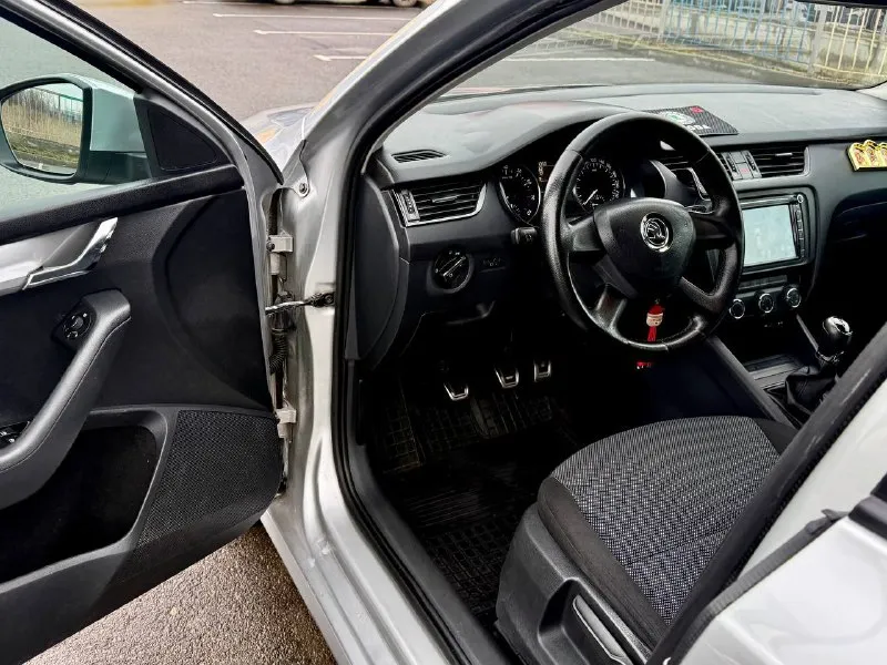 Skoda octavia a7 2014 год 1.6 mpi 110 л. с механика автомобиль в собственности хозяин по документам! автомобиль обслужен все то по регламенту каждые 7 тыс км, вложений не каких не требуется! по кузову в отличном состоянии без вмятин без царапин без сколов! салон чист ухоженный не прокуренный! по электрики все исправно работает каждая лампочка, техосмотр есть готова на переформление в гибдд сразу! срочно все вопросы по телефону звонить в любое время цена 985 000 тыс руб +7949-401-03-58 телеграм на этом номере есть 📞 звоните: +7(949)4010358 - фотография - 5