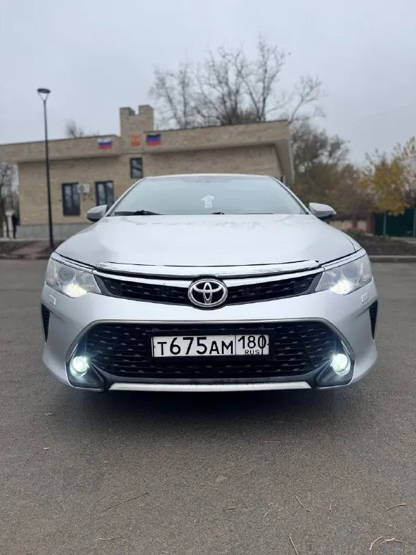 Продам toyota camry 50, 2013 год, ат 2.5 л. 181л. с. пробег 263.000 км. чистый европеец, делал хорошую шумоизоляцию, новые тормозные диски, датчик дождя, музыка играет четко, новые задние стойки, стоит хорошая led - оптика, 3 ключа, цепь грм поменяна, двигатель работает хорошо, ходовая обслужена, диски r19, резина стоит continental, есть комплект зимней резины, на дисках r16, сейчас стоит, в машине никогда не курили, машина находиться в мариуполе, продажа из за покупки нового автомобиля, обмен не интересует, цена 1🍋370 р. , торг реальному покупателю у капота, все вопросы по телефону +79497048102 - фотография - 3