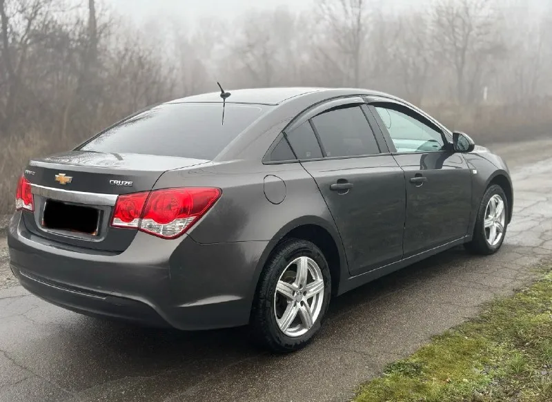 Продам chevrolet cruze ( chevrolet круз) 1.8 mt, 2013г мкпп. 🔥🔥🔥цена 790 т. р🔥🔥🔥 машина в отличном техническом состоянии, салон очень приятный, не зачуханый не прокурен. все стекла родные включая лобовое стекло. кузов хороший без рыжиков. машина в родном окрасе. ходовая полностью обслужена❗хорошая комплектация; кондиционер, подогревы сидений, зеркал, заднего лобового стекла, электростеклоподъемники, регулировка зеркал, сигнализация с автозапуском(starline), abs, esp, гур. стоит хорошая зимняя michelin r16, летняя резина в комплекте. юридически машина чистая г. антрацит звоните :+79595041461 📞 звоните: +7(959)5041461 - фотография - 4