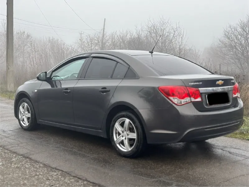 Продам chevrolet cruze ( chevrolet круз) 1.8 mt, 2013г мкпп. 🔥🔥🔥цена 790 т. р🔥🔥🔥 машина в отличном техническом состоянии, салон очень приятный, не зачуханый не прокурен. все стекла родные включая лобовое стекло. кузов хороший без рыжиков. машина в родном окрасе. ходовая полностью обслужена❗хорошая комплектация; кондиционер, подогревы сидений, зеркал, заднего лобового стекла, электростеклоподъемники, регулировка зеркал, сигнализация с автозапуском(starline), abs, esp, гур. стоит хорошая зимняя michelin r16, летняя резина в комплекте. юридически машина чистая г. антрацит звоните :+79595041461 📞 звоните: +7(959)5041461 - фотография - 6