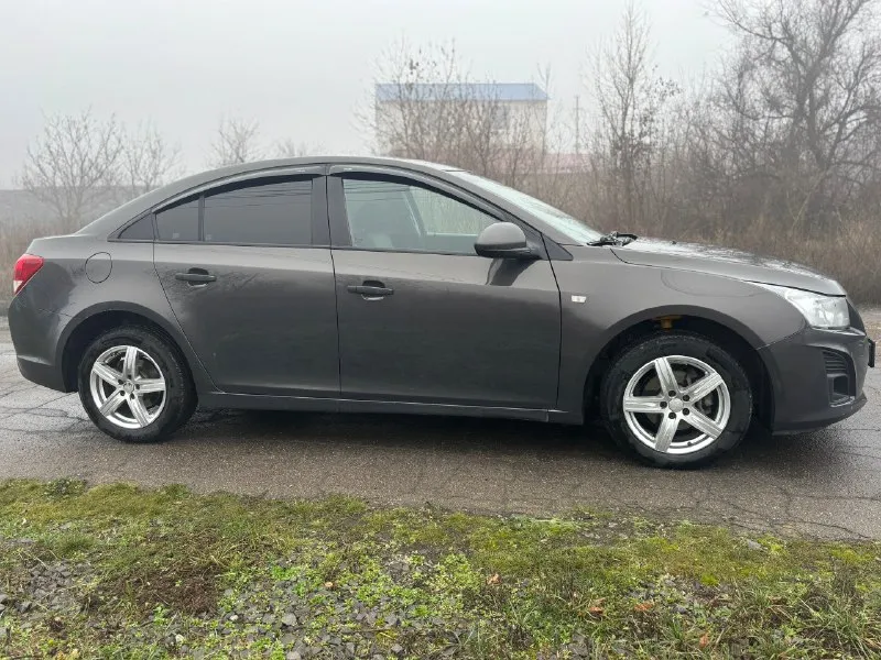 Продам chevrolet cruze ( chevrolet круз) 1.8 mt, 2013г мкпп. 🔥🔥🔥цена 790 т. р🔥🔥🔥 машина в отличном техническом состоянии, салон очень приятный, не зачуханый не прокурен. все стекла родные включая лобовое стекло. кузов хороший без рыжиков. машина в родном окрасе. ходовая полностью обслужена❗хорошая комплектация; кондиционер, подогревы сидений, зеркал, заднего лобового стекла, электростеклоподъемники, регулировка зеркал, сигнализация с автозапуском(starline), abs, esp, гур. стоит хорошая зимняя michelin r16, летняя резина в комплекте. юридически машина чистая г. антрацит звоните :+79595041461 📞 звоните: +7(959)5041461 - фотография - 7