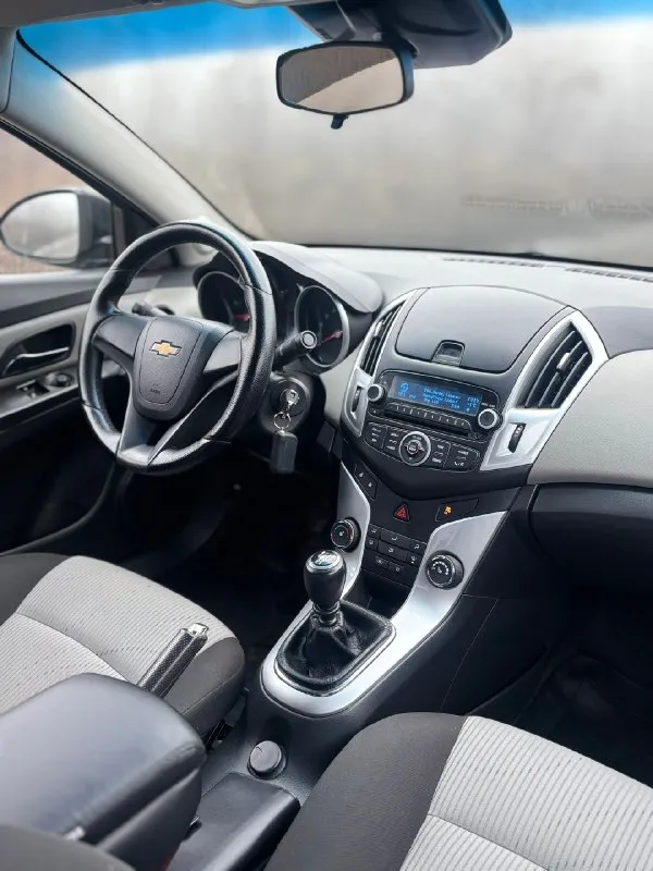 Продам chevrolet cruze ( chevrolet круз) 1.8 mt, 2013г мкпп. 🔥🔥🔥цена 790 т. р🔥🔥🔥 машина в отличном техническом состоянии, салон очень приятный, не зачуханый не прокурен. все стекла родные включая лобовое стекло. кузов хороший без рыжиков. машина в родном окрасе. ходовая полностью обслужена❗хорошая комплектация; кондиционер, подогревы сидений, зеркал, заднего лобового стекла, электростеклоподъемники, регулировка зеркал, сигнализация с автозапуском(starline), abs, esp, гур. стоит хорошая зимняя michelin r16, летняя резина в комплекте. юридически машина чистая г. антрацит звоните :+79595041461 📞 звоните: +7(959)5041461 - фотография - 8