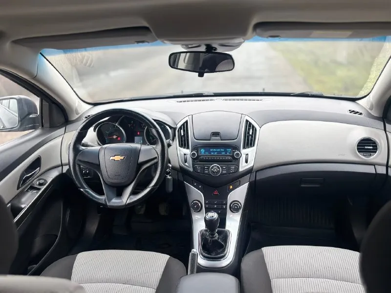 Продам chevrolet cruze ( chevrolet круз) 1.8 mt, 2013г мкпп. 🔥🔥🔥цена 790 т. р🔥🔥🔥 машина в отличном техническом состоянии, салон очень приятный, не зачуханый не прокурен. все стекла родные включая лобовое стекло. кузов хороший без рыжиков. машина в родном окрасе. ходовая полностью обслужена❗хорошая комплектация; кондиционер, подогревы сидений, зеркал, заднего лобового стекла, электростеклоподъемники, регулировка зеркал, сигнализация с автозапуском(starline), abs, esp, гур. стоит хорошая зимняя michelin r16, летняя резина в комплекте. юридически машина чистая г. антрацит звоните :+79595041461 📞 звоните: +7(959)5041461 - фотография - 9