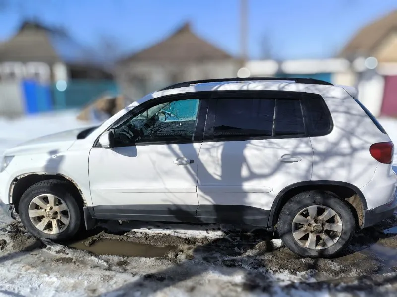 Продам volkswagen тигуан. 2010 год. 2.0 турбодизель. машина не новая, требует вложений. заводится, едет, тормозит. нет времени заниматься. продажа вместе с гос. номерами. 850.000р. торга нет. приехали, посмотрели, уехали на нëм или без него. продажа не срочная. алчевск. номер телефона только для того, чтоб договорится о встрече, не более. +7959-013-36-30(telegram) 📞 звоните: +7(959)0133630 - фотография - 1