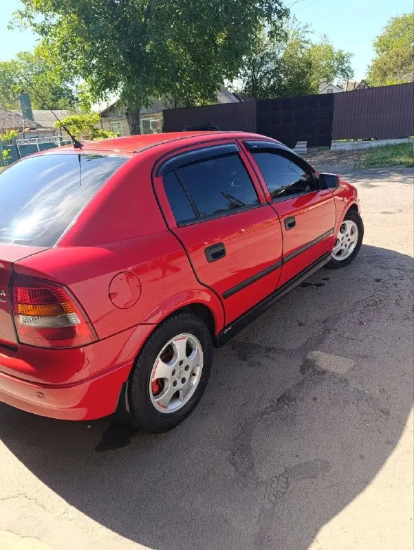 С прискорбием вынужден расстаться со своим верным спутником, автомобилем марки opel, модель astra g, год выпуска 1999. истинно преданный друг, этот автомобиль верой и правдой служил мне на протяжении 3 лет, став свидетелем множества приключений и надежным партнером в повседневной жизни. этот автомобиль — не просто средство передвижения, а воплощение мошности и элегантности. его изысканный дизайн благородный красный цвет привлекает восхищенные взгляды, а просторный кожаный салон дарит непревзойденный комфорт как водителю, так и пассажирам. под капотом скрывается мощный бензиновый 1.8, готовый покорять любые дороги. автомобиль оснащен автоматическая коробка передач, передный привод, мультимедия, стеклопакет, кондиционер. все технические аспекты находятся в идеальном состоянии, благодаря своевременному обслуживанию и бережному отношению. пробег составляет 150000км, что для данного автомобиля является лишь началом его долгой и плодотворной жизни. я являюсь единственным владе 📞 звоните: +7(949)7954277 - фотография - 3