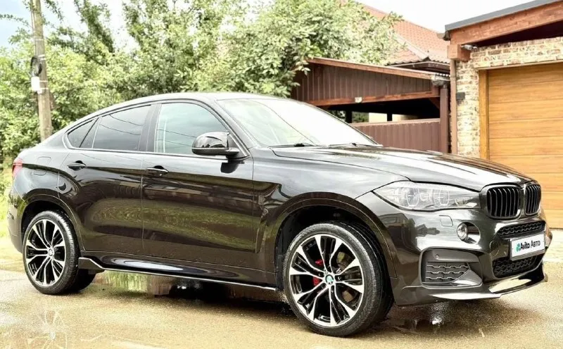 Bmw x6 f16 30d ✅ официальный (куплен у дилера в рф) ✅заводской м-пакет ✅2 собственника (я второй) ✅год выпуска 2015 ✅двигатель 3.0д (249лс) ✅коробка обычный автомат ✅оригинальный пробег 163.000 ✅полный привод ✅богатая комплектация (harman/kardon, без ключевой доступ всех 4-х дверей, подогревы всех сидений, электропривод багажника с датчиком движения и тд) ✅идеальное внешнее и техническое состояние, без вложений, полностью обслужен. ✅косметический окрас двух элементов ✅фары в пленке ✅два комплекта резины с дисками r21 (лето) r19 (зима) резина зимняя новая. ✅два комплекта ключей осмотр в г. стаханов цена 3.620.000₽ • тел. +79592661330 если не дозвонились то пишите telegram, whatsapp) реальному покупателю торг 📞 звоните: +7(959)2661330 - фотография - 2