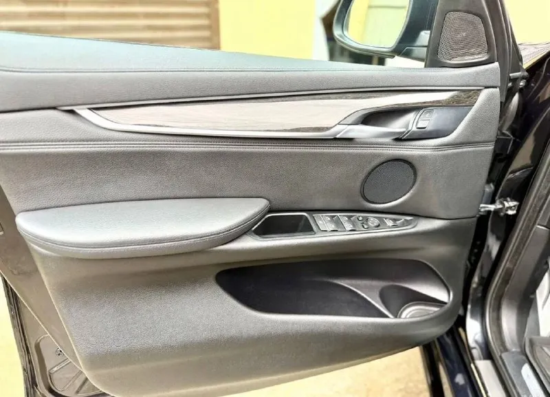 Bmw x6 f16 30d ✅ официальный (куплен у дилера в рф) ✅заводской м-пакет ✅2 собственника (я второй) ✅год выпуска 2015 ✅двигатель 3.0д (249лс) ✅коробка обычный автомат ✅оригинальный пробег 163.000 ✅полный привод ✅богатая комплектация (harman/kardon, без ключевой доступ всех 4-х дверей, подогревы всех сидений, электропривод багажника с датчиком движения и тд) ✅идеальное внешнее и техническое состояние, без вложений, полностью обслужен. ✅косметический окрас двух элементов ✅фары в пленке ✅два комплекта резины с дисками r21 (лето) r19 (зима) резина зимняя новая. ✅два комплекта ключей осмотр в г. стаханов цена 3.620.000₽ • тел. +79592661330 если не дозвонились то пишите telegram, whatsapp) реальному покупателю торг 📞 звоните: +7(959)2661330 - фотография - 5