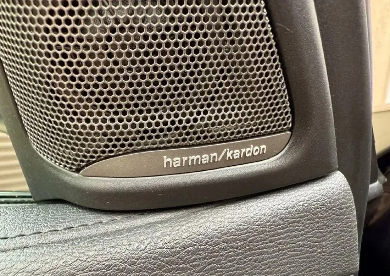 Bmw x6 f16 30d ✅ официальный (куплен у дилера в рф) ✅заводской м-пакет ✅2 собственника (я второй) ✅год выпуска 2015 ✅двигатель 3.0д (249лс) ✅коробка обычный автомат ✅оригинальный пробег 163.000 ✅полный привод ✅богатая комплектация (harman/kardon, без ключевой доступ всех 4-х дверей, подогревы всех сидений, электропривод багажника с датчиком движения и тд) ✅идеальное внешнее и техническое состояние, без вложений, полностью обслужен. ✅косметический окрас двух элементов ✅фары в пленке ✅два комплекта резины с дисками r21 (лето) r19 (зима) резина зимняя новая. ✅два комплекта ключей осмотр в г. стаханов цена 3.620.000₽ • тел. +79592661330 если не дозвонились то пишите telegram, whatsapp) реальному покупателю торг 📞 звоните: +7(959)2661330 - фотография - 6