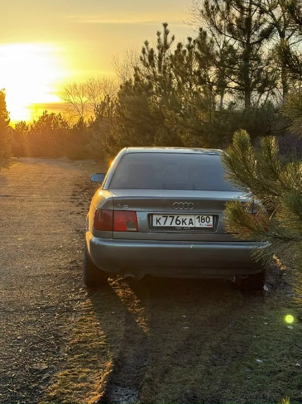 Продам audi а6с4 1996 год. 🏎 двигатель 1.8🛫 мкпп⚙ пробег 380тыс летом 2025 была замена гидронатяжителя цепи и замена самой цепи. также замена ремня грм, натяжного ролика. компрессия 14.5. масло заливаю мотюль 10w40. замена масла на 8 тыс. ничего не доливаю. по коробке только замена масла. салон в хорошем состоянии. любое переоформление. машина каждый день на ходу. находится в городе енакиево. 📍 цена:370тыс. торг 💸 +79490880996 📞 звоните: +7(949)0880996 - фотография - 2