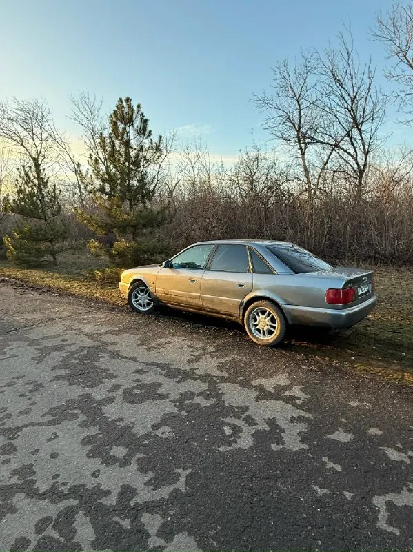 Продам audi а6с4 1996 год. 🏎 двигатель 1.8🛫 мкпп⚙ пробег 380тыс летом 2025 была замена гидронатяжителя цепи и замена самой цепи. также замена ремня грм, натяжного ролика. компрессия 14.5. масло заливаю мотюль 10w40. замена масла на 8 тыс. ничего не доливаю. по коробке только замена масла. салон в хорошем состоянии. любое переоформление. машина каждый день на ходу. находится в городе енакиево. 📍 цена:370тыс. торг 💸 +79490880996 📞 звоните: +7(949)0880996 - фотография - 4